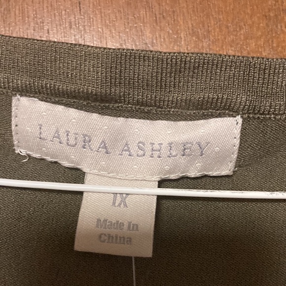 Women’s sleeveless sweater size 1X olive color - Picture 3 of 3